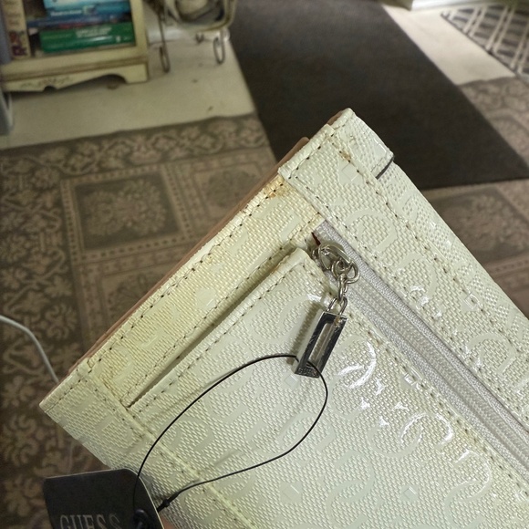 Guess Wallet-Fair condition, leather creasing - Picture 4 of 5